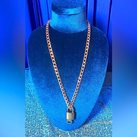 LOUIS VUITTON #320 Lock & Key w/Unbranded Chain, EUC - Picture 2 of 10